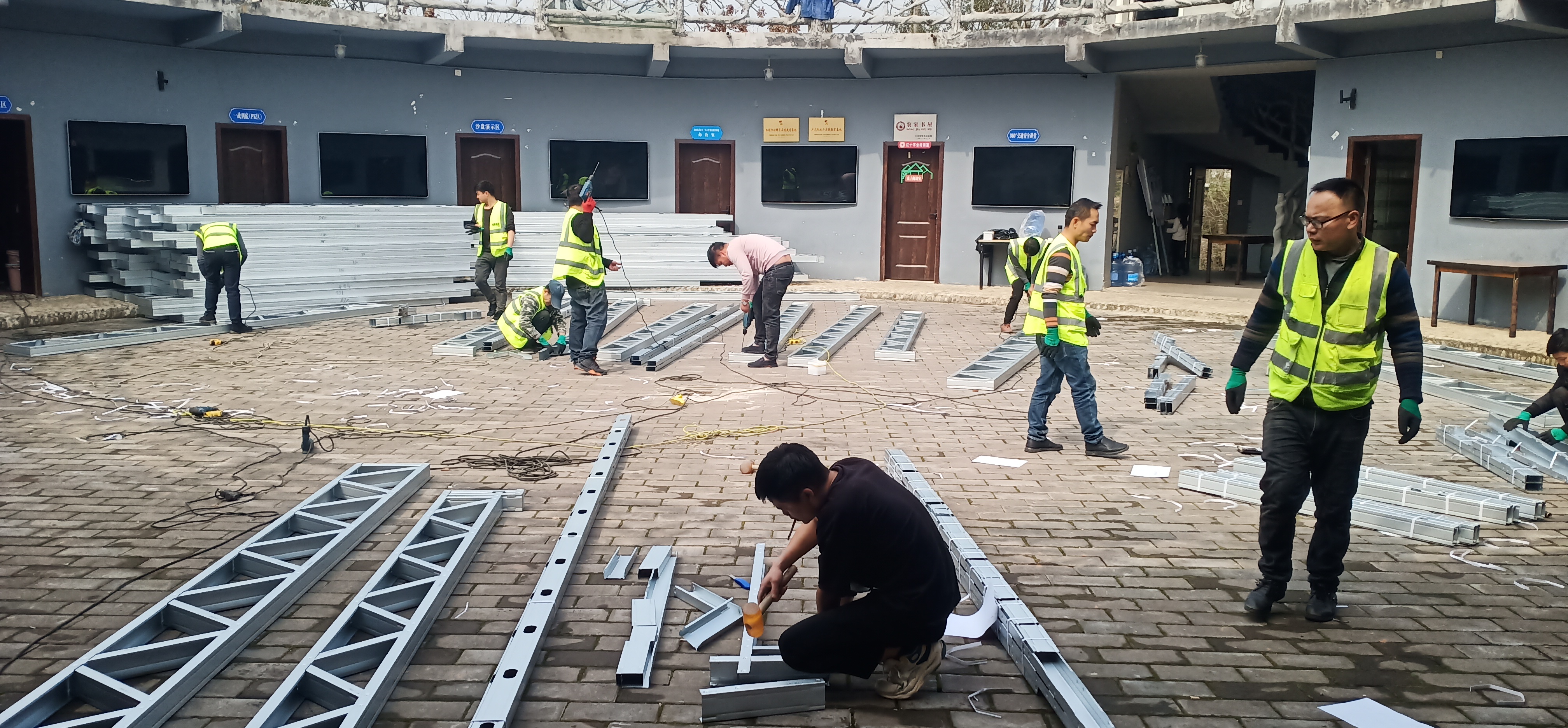 輕鋼別墅搭建團隊